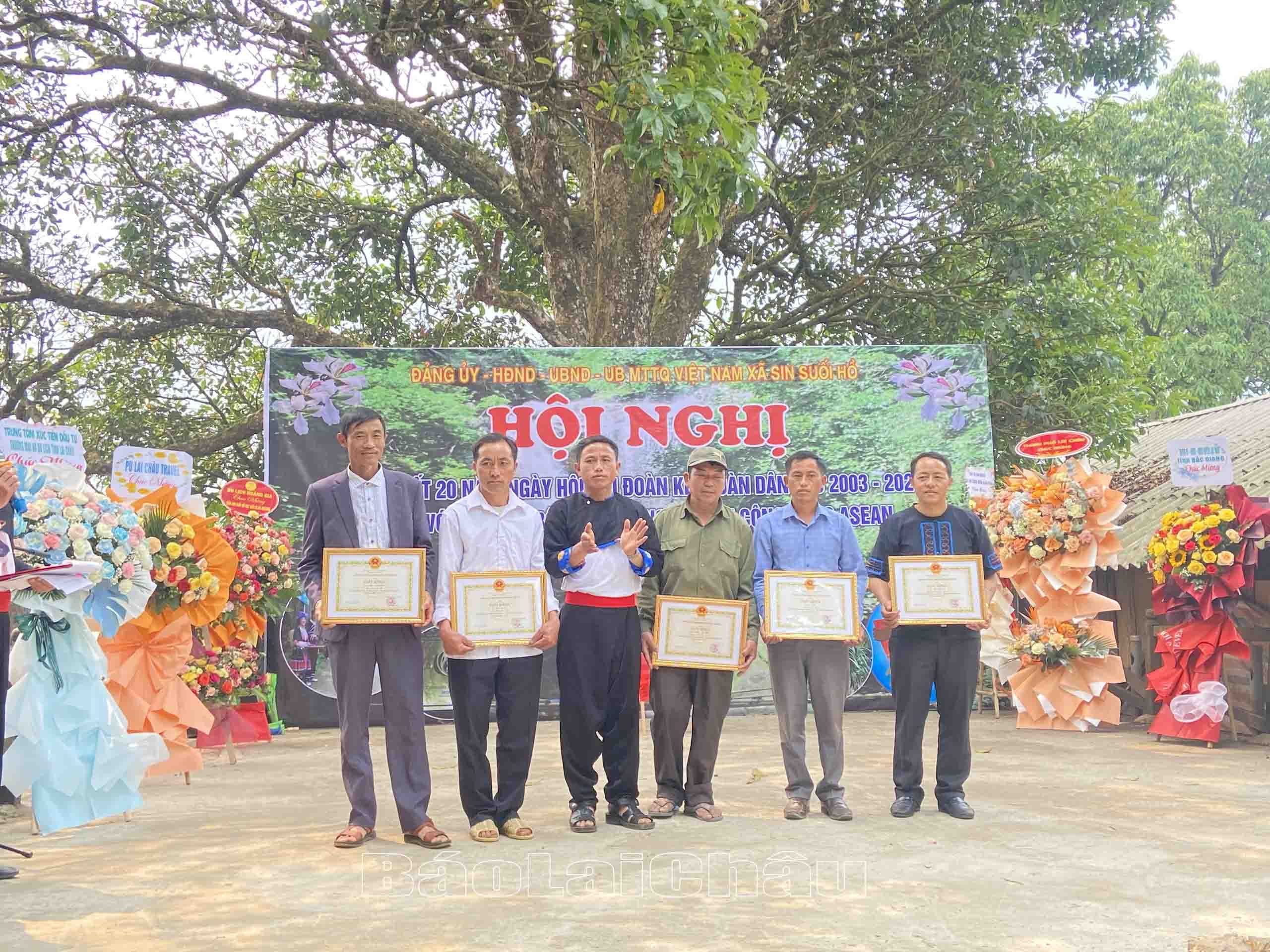Lãnh đạo xã Sin Suối Hồ tặng Giấy khen cho các cá nhân. 